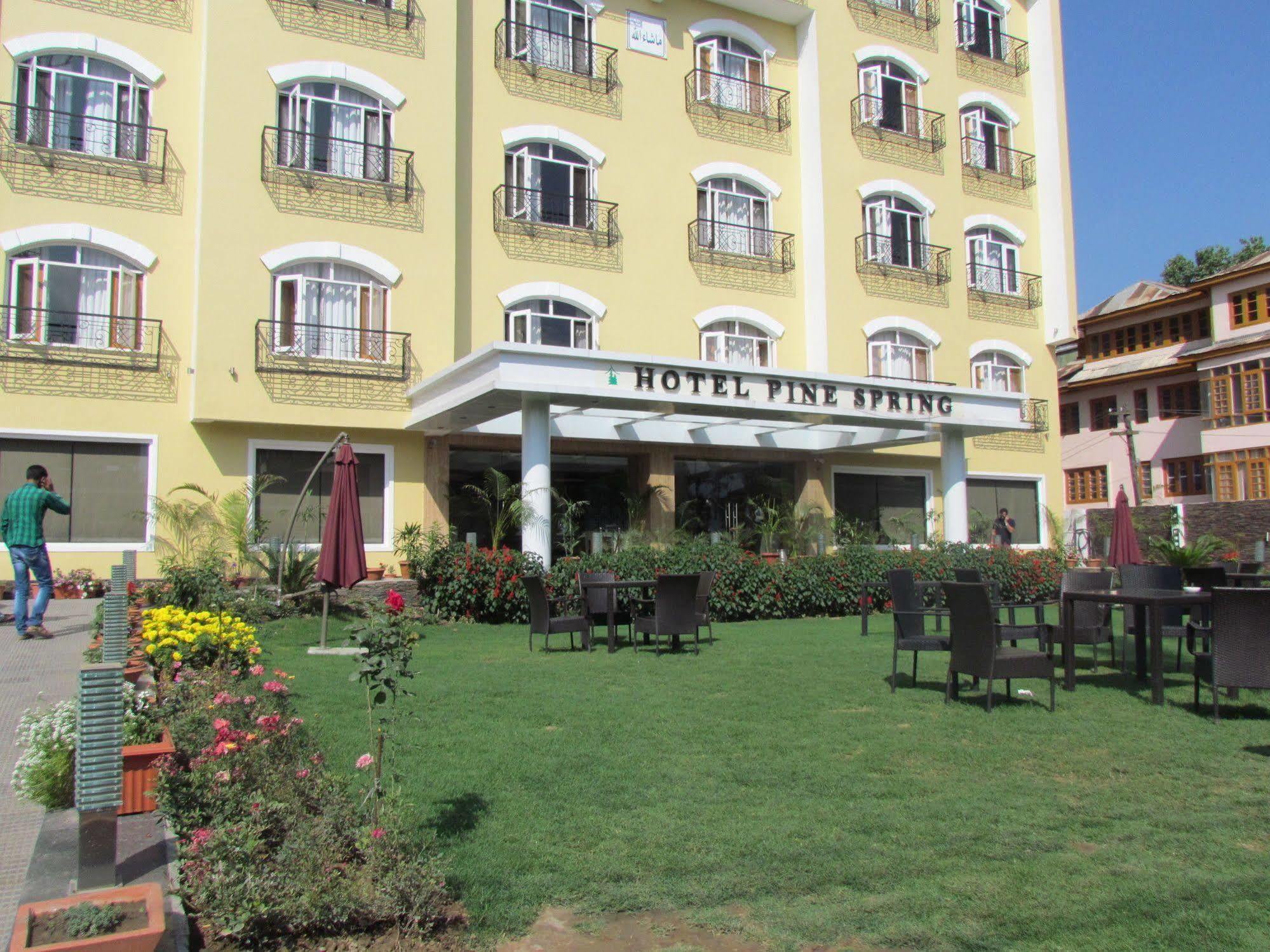 Hotel Pine Spring Wazir Bagh Srinagar  Bagian luar foto