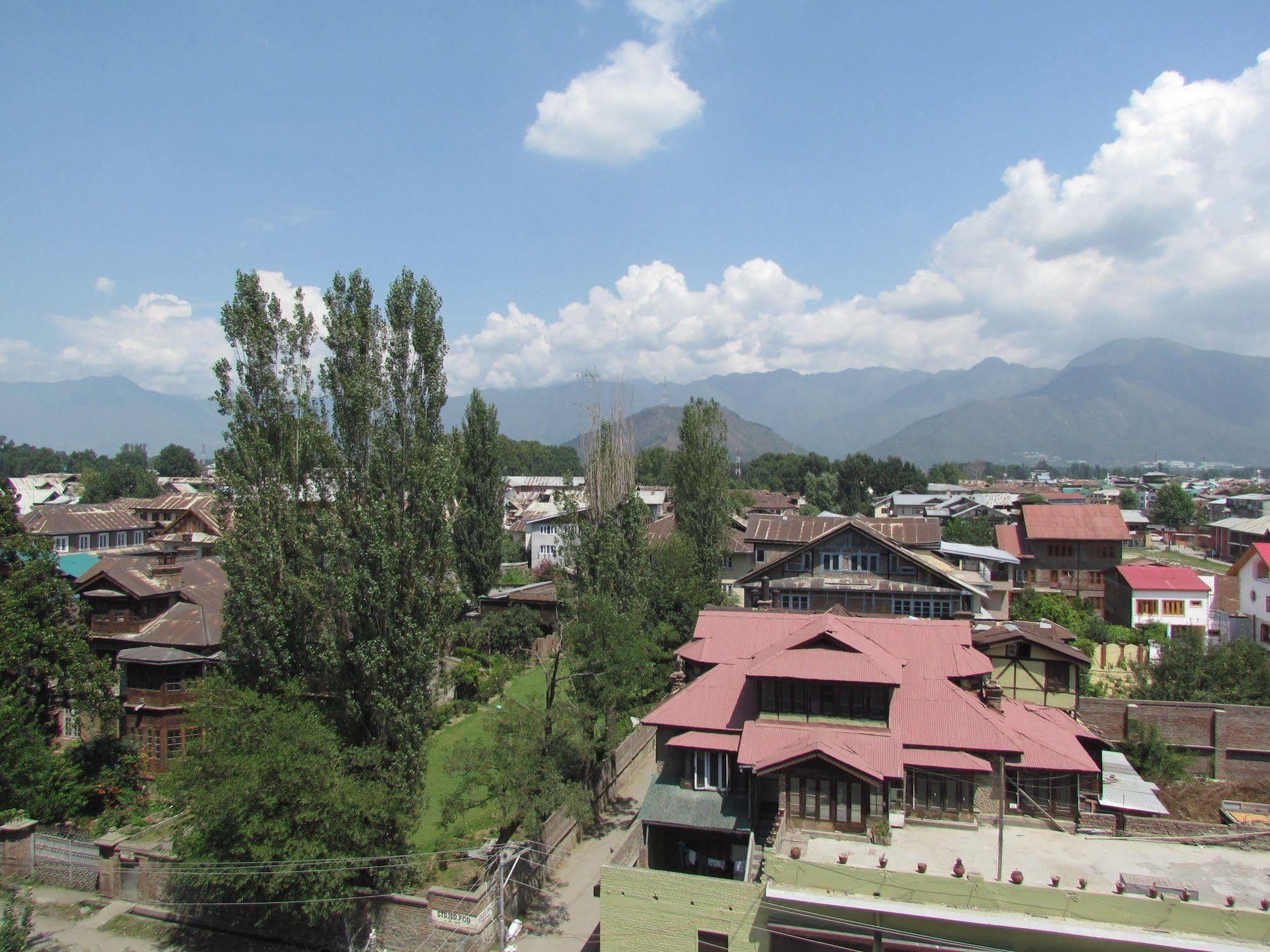 Hotel Pine Spring Wazir Bagh Srinagar  Bagian luar foto
