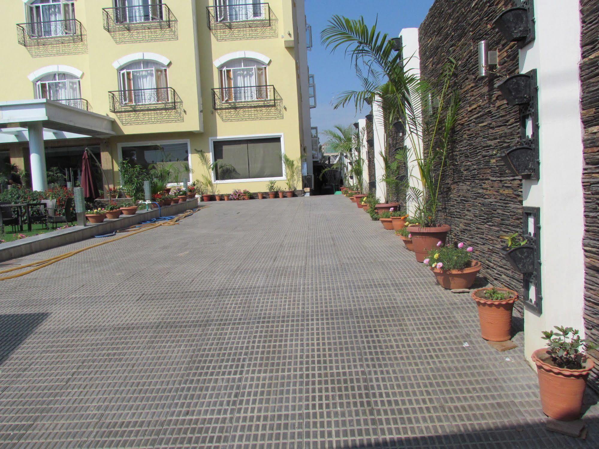 Hotel Pine Spring Wazir Bagh Srinagar  Bagian luar foto