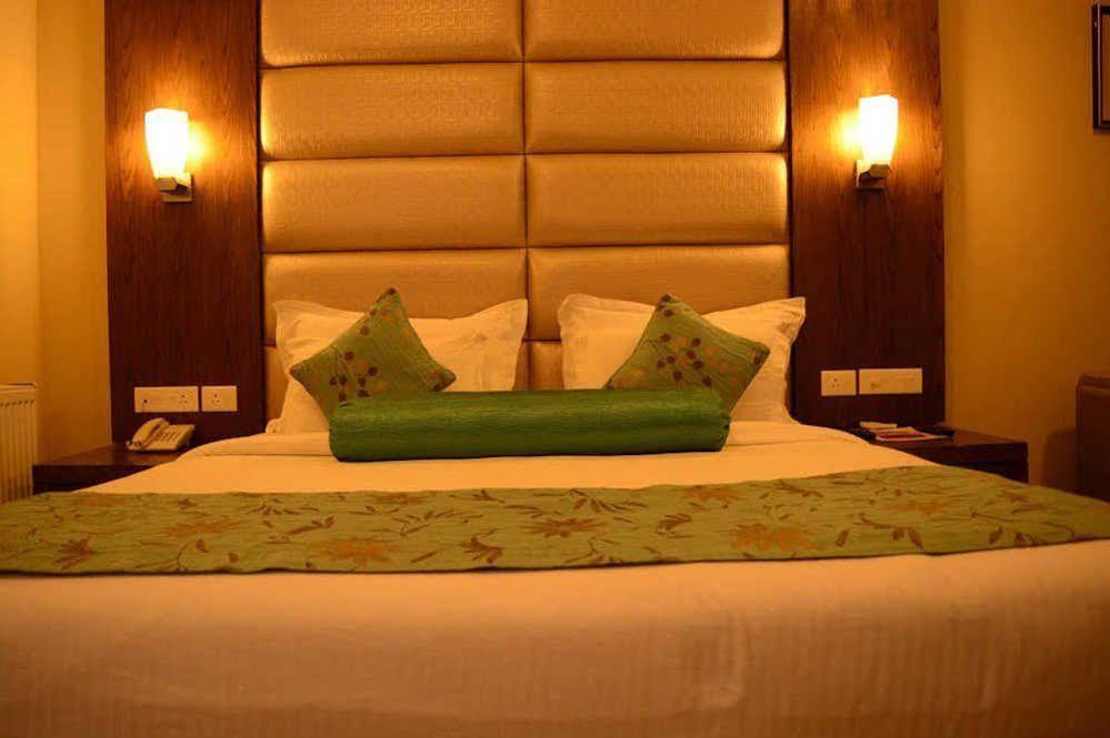 Hotel Pine Spring Wazir Bagh Srinagar  Bagian luar foto